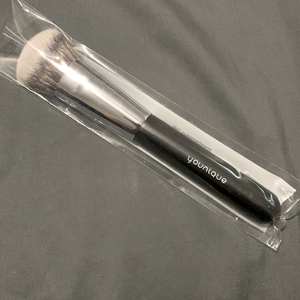 Younique sculpting brush, black.